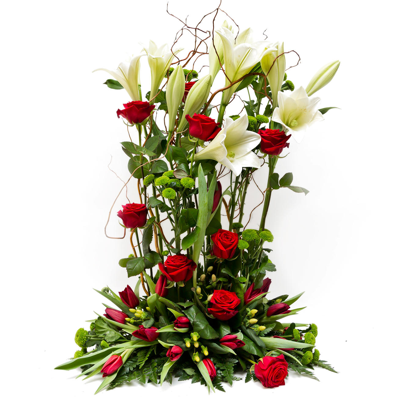 101 Stående dekoration med rosor, liljor och tulpaner. Tulpanerna finns under säsongen dec-april. Pris: 1700 kr.